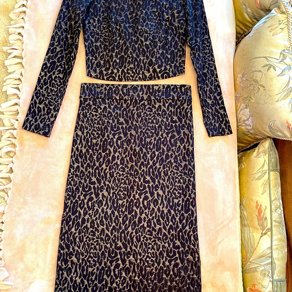 Alice & Olivia black goldfish print pencil skirt and crop top long sleeves